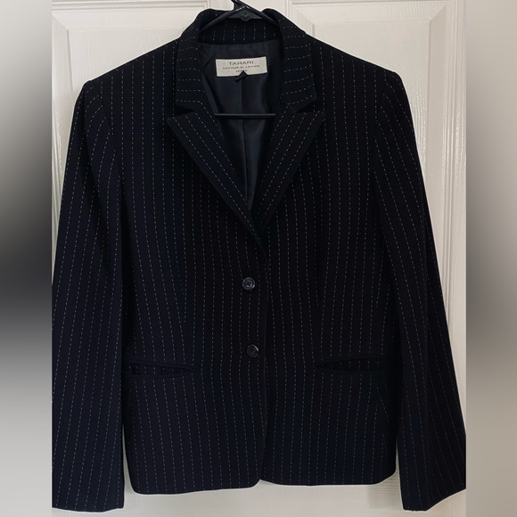 Tahari ASL pin striped 2-button single breasted, 2-button cuff 12 P blazer - Picture 9 of 12
